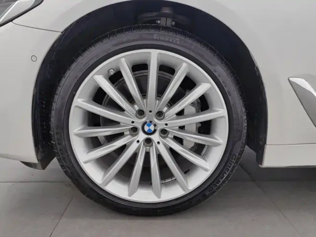 BMW 5 Series — Фото автомобиля 17