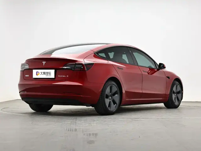 Tesla Model 3 — Фото автомобиля 3