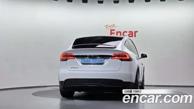 Tesla Model X — Фото автомобиля 4