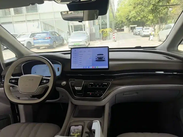 Roewe Roewe iMAX8 EV 2025 1.5T DMH Land Luxury Edition — Фото автомобиля 11