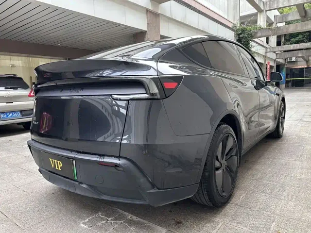 Tesla Model Y — Фото автомобиля 8