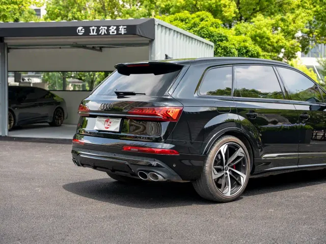 Audi SQ7 — Фото автомобиля 12