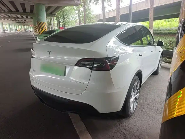 Tesla Model Y — Фото автомобиля 6
