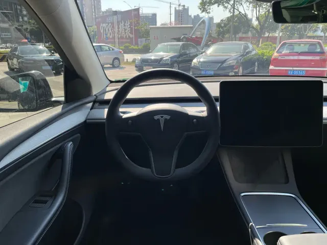 Tesla Model Y — Фото автомобиля 18