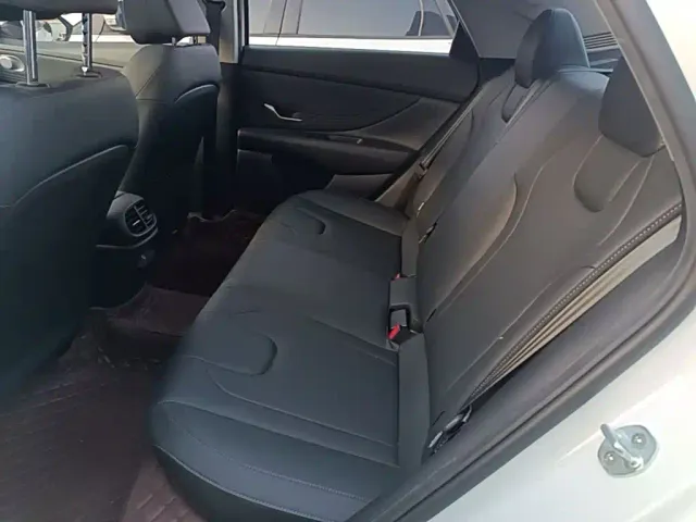 Hyundai Elantra — Фото автомобиля 16