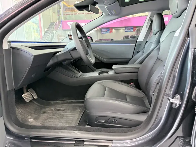 Tesla Model 3 — Фото автомобиля 15