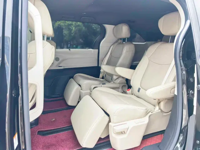 Toyota Sienna — Фото автомобиля 6