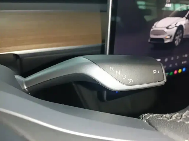 Tesla Model Y — Фото автомобиля 13