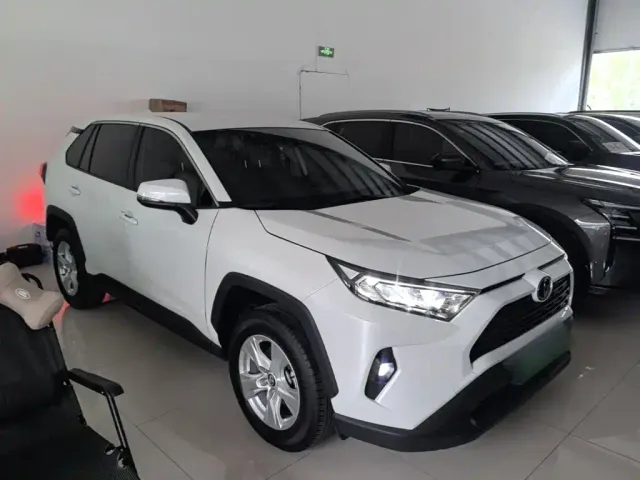 Toyota RAV4 — Фото автомобиля 3