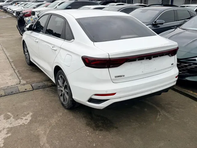 Geely Emgrand — Фото автомобиля 17