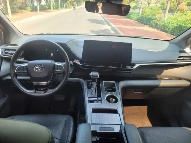 Toyota Toyota Sienna 2023 2.5L Hybrid Premium Edition — Фото автомобиля 8