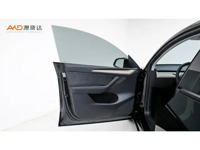 Tesla Model Y — Фото автомобиля 10