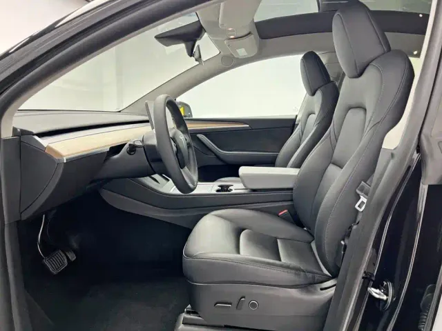 Tesla Model Y — Фото автомобиля 16