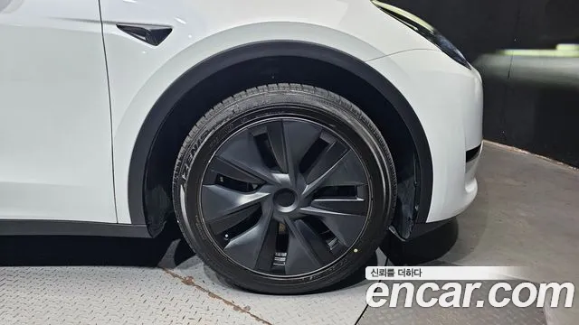 Tesla Model Y — Фото автомобиля 21