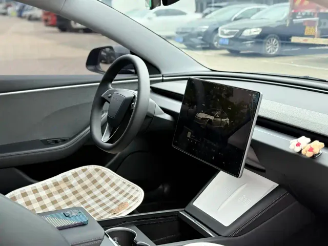 Tesla Model 3 — Фото автомобиля 10