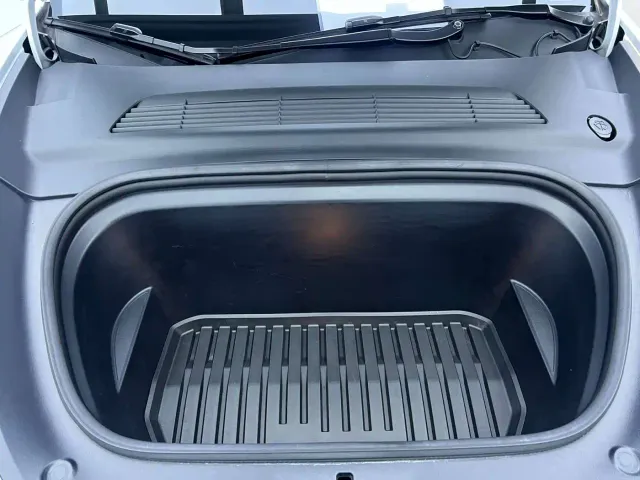 Tesla Model Y — Фото автомобиля 8