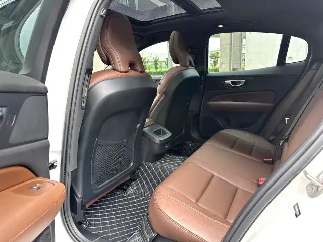 Volvo S60 — Фото автомобиля 6