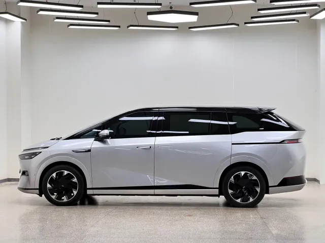 Xpeng X9 — Фото автомобиля 7