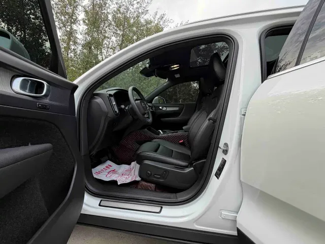 Volvo XC40 — Фото автомобиля 11
