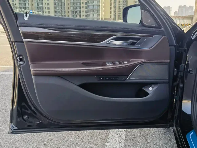 BMW BMW 7 Series 2021 Model 730Li Luxury Package — Фото автомобиля 4