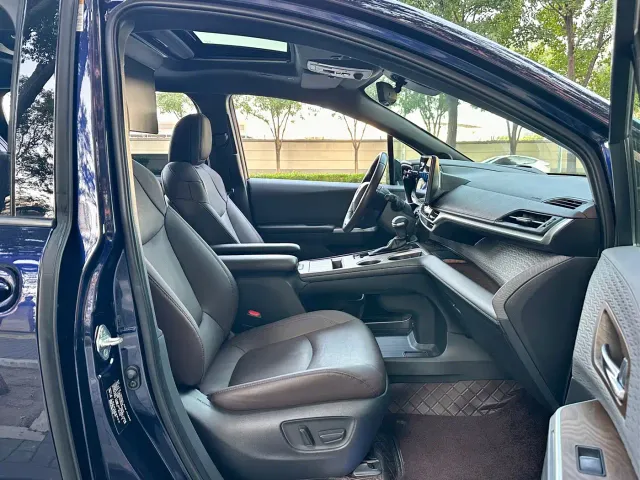 Toyota Sienna — Фото автомобиля 16