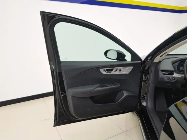 Hongqi E-QM5 — Фото автомобиля 7