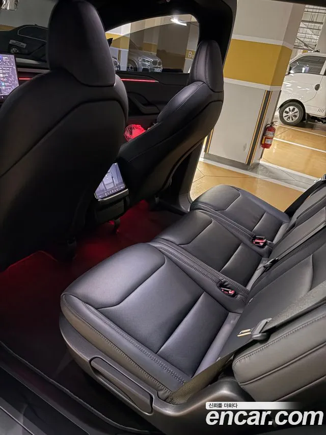 Tesla Model X — Фото автомобиля 10