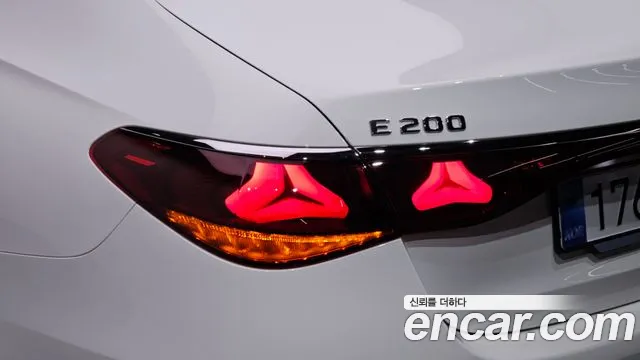 Mercedes-Benz E-Class — Фото автомобиля 21