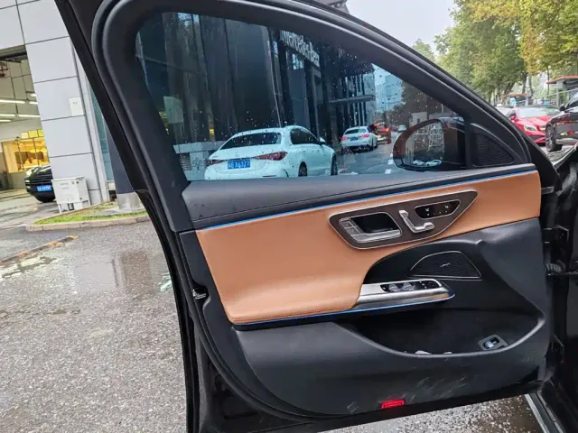 Mercedes-Benz E-Class — Фото автомобиля 12