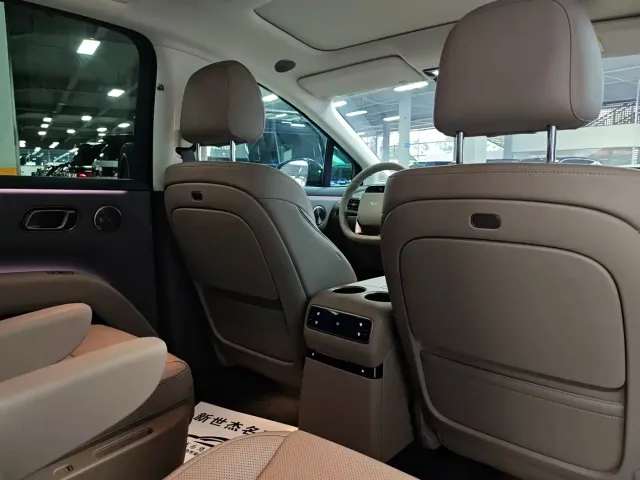 Li Auto Li i8 2025 Standard Edition — Фото автомобиля 10
