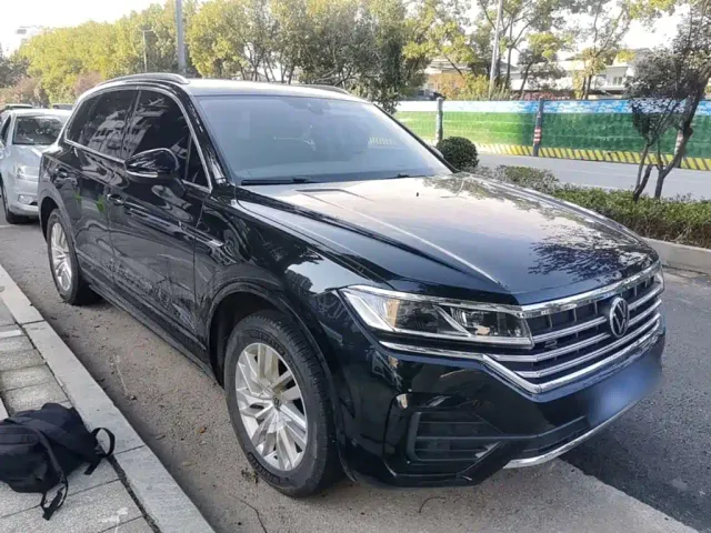 Volkswagen Touareg — Фото автомобиля 3