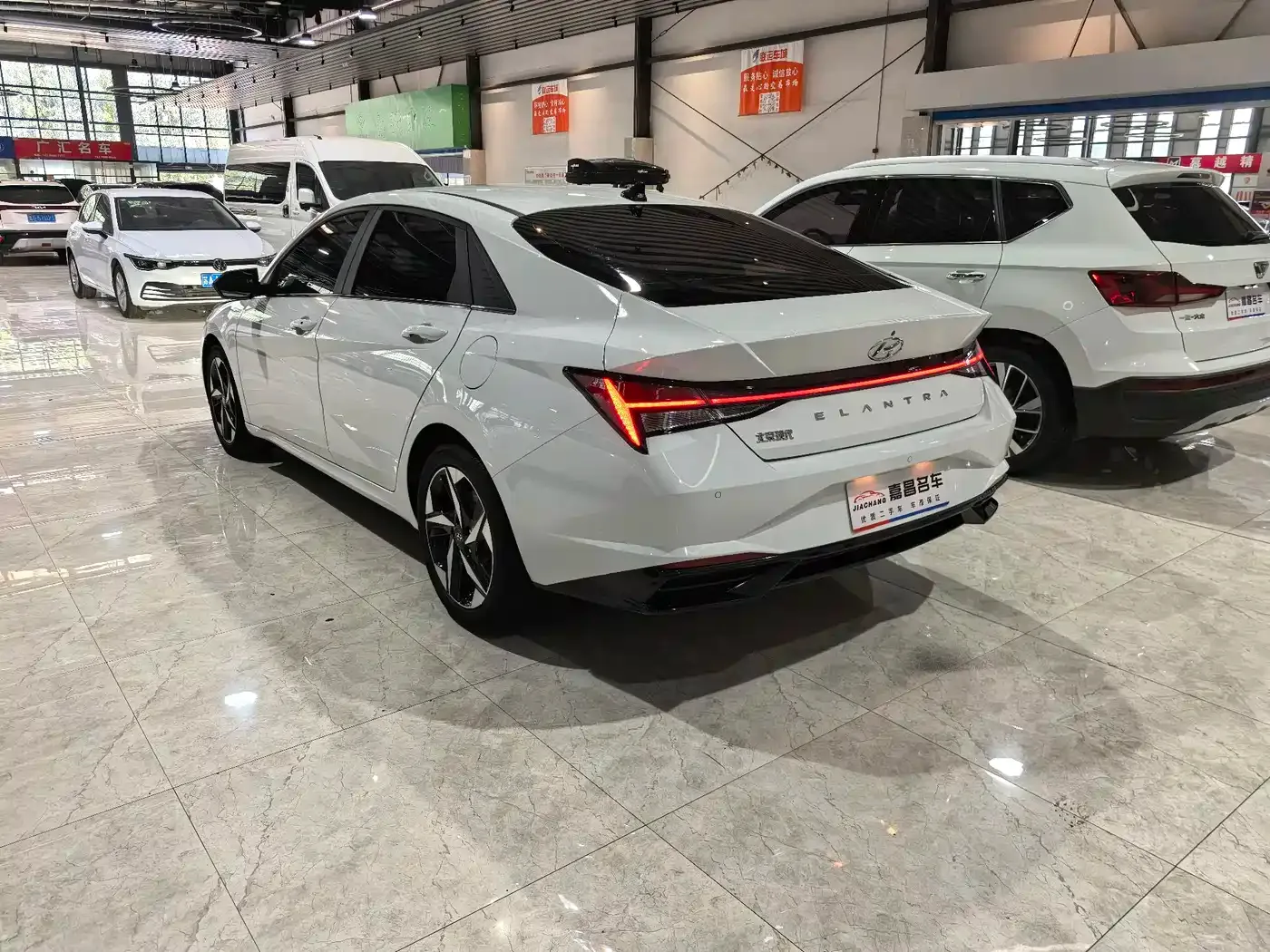 Hyundai Elantra 2022 1.5L CVT LUX Premium Edition — Фото автомобиля 16