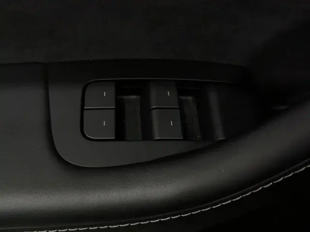 Tesla Model Y — Фото автомобиля 9