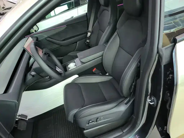 Tesla Model Y L — Фото автомобиля 14
