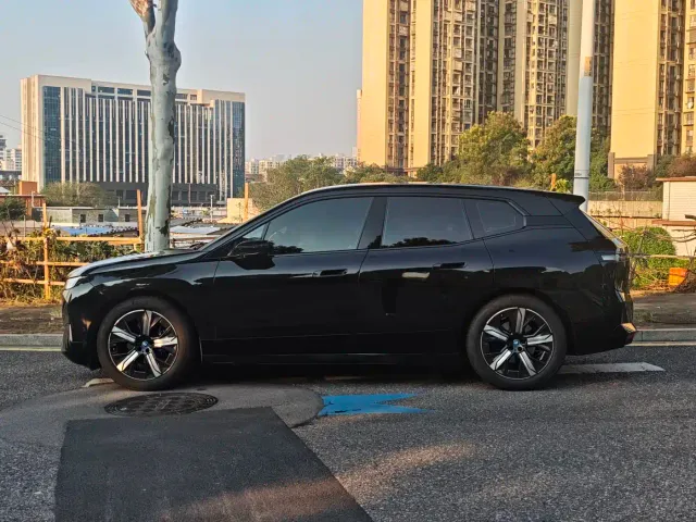 BMW iX — Фото автомобиля 3