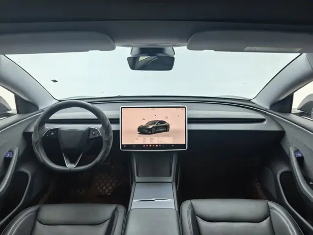 Tesla Model 3 — Фото автомобиля 5