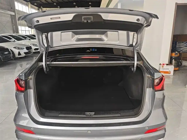 Roewe i5 — Фото автомобиля 18