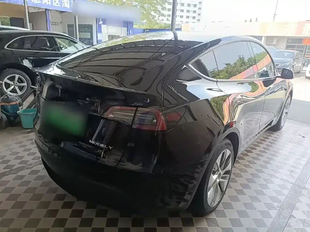 Tesla Model Y — Фото автомобиля 6
