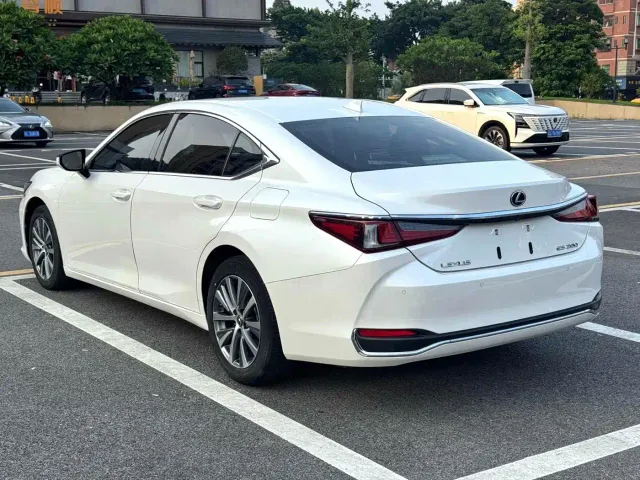 Lexus ES — Фото автомобиля 7