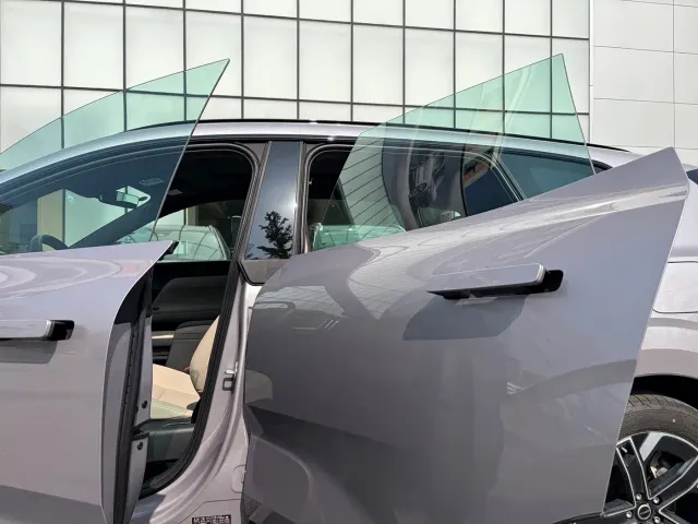 Volvo XC70 Plug-in Hybrid — Фото автомобиля 10