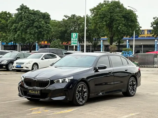 Фотография автомобиля — BMW 5 Series