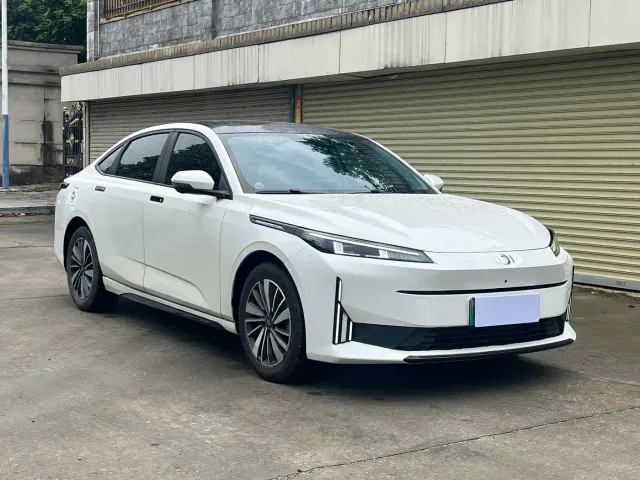 Changan Qiyuan A05 — Фото автомобиля 3
