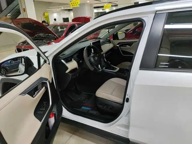 Toyota RAV4 — Фото автомобиля 3