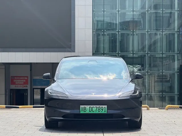 Tesla Model 3 — Фото автомобиля 7