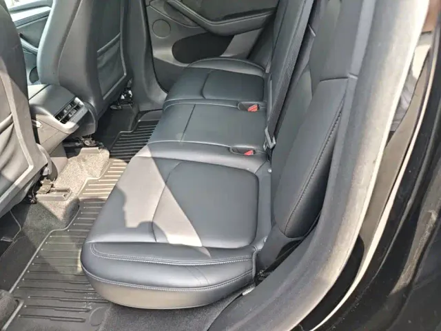Tesla Model Y — Фото автомобиля 16