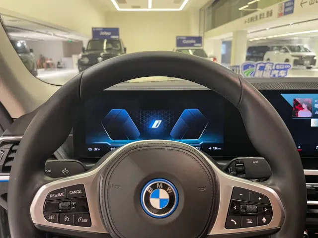 BMW i4 — Фото автомобиля 11