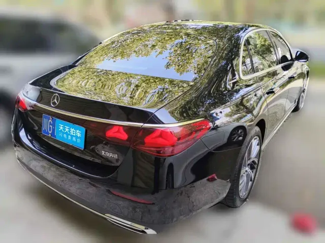 Mercedes-Benz E-Class — Фото автомобиля 2