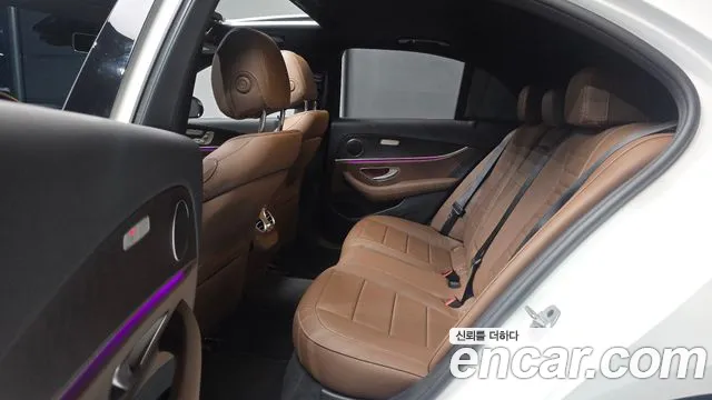 Mercedes-Benz E-Class — Фото автомобиля 12
