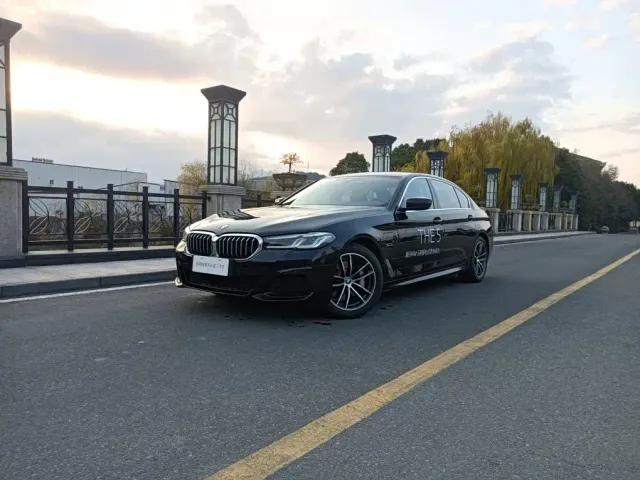 Фотография автомобиля — BMW 5 Series