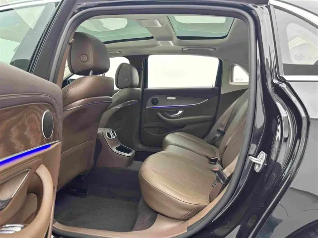 Mercedes-Benz E-Class — Фото автомобиля 19